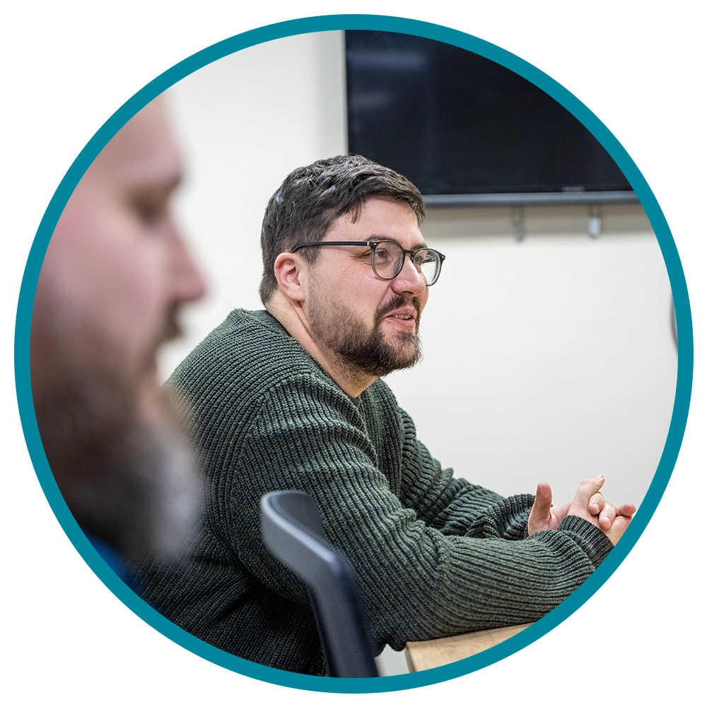 Multi-channel customer support- man wearing glasses in a meeting